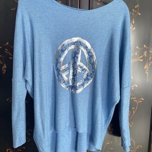 Blue fine knit Metalic peace sign Ragland sleeve Light weight top. NWOT